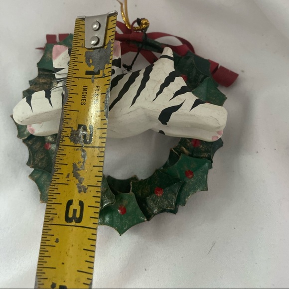 Vintage Christmas Ornament white tiger Cat Holly Metal Wreath wood cat figurine - Picture 9 of 14